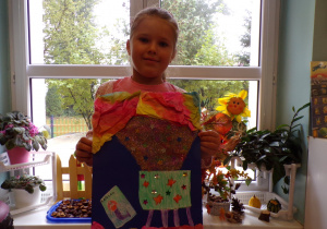 Dziewczynka prezentująca pracę konkursową „Twórczość Michała Rusinka dla najmłodszych”